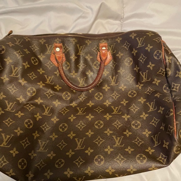 Does Louis Vuitton Sell Defective Bags In Store